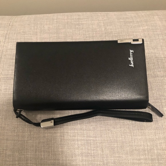 Multi pocket wallet w/wrist strap. NWOT - Picture 7 of 8